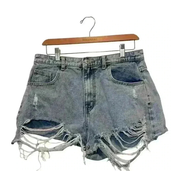 Pretty Little Thing Denim Ripped Jean Short Frayed Bottom. Women’s Size 10 - Picture 1 of 13
